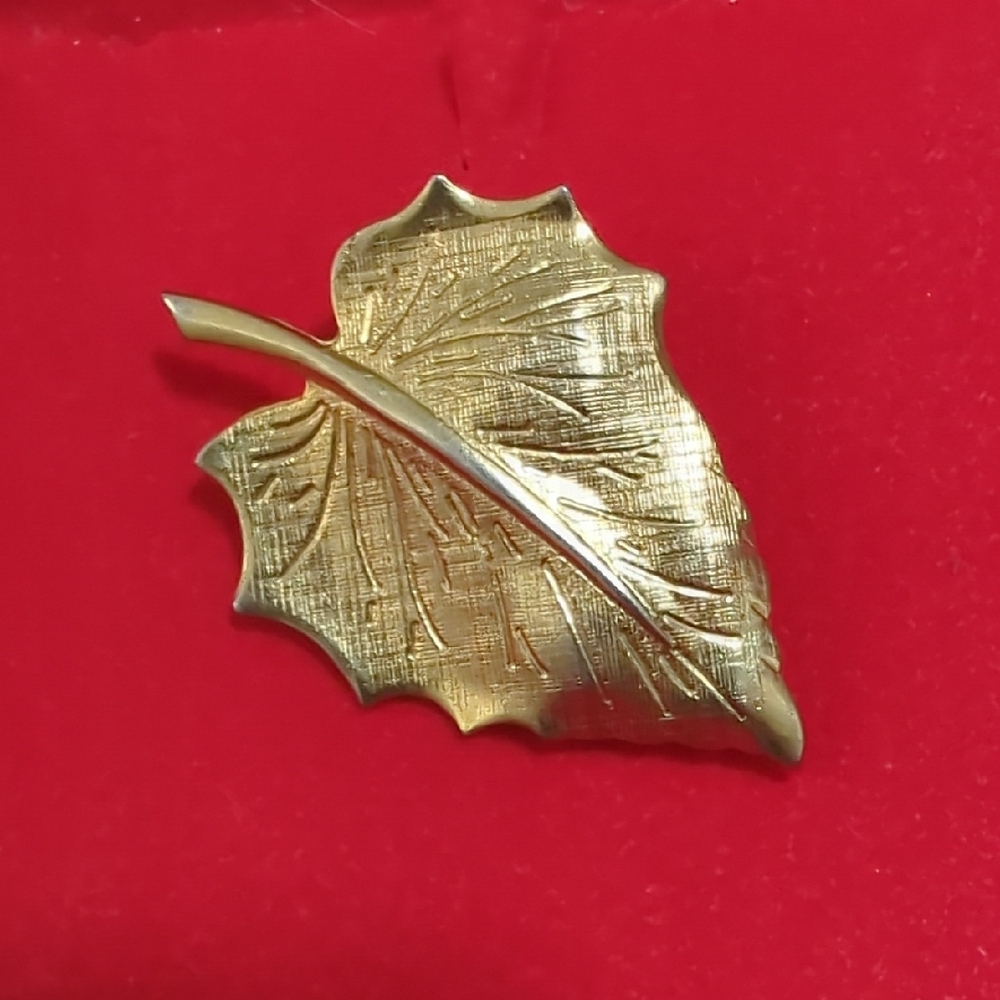 Vintage Gold Tone Leaf Brooch Pin – Elegant Autumn Jewelry